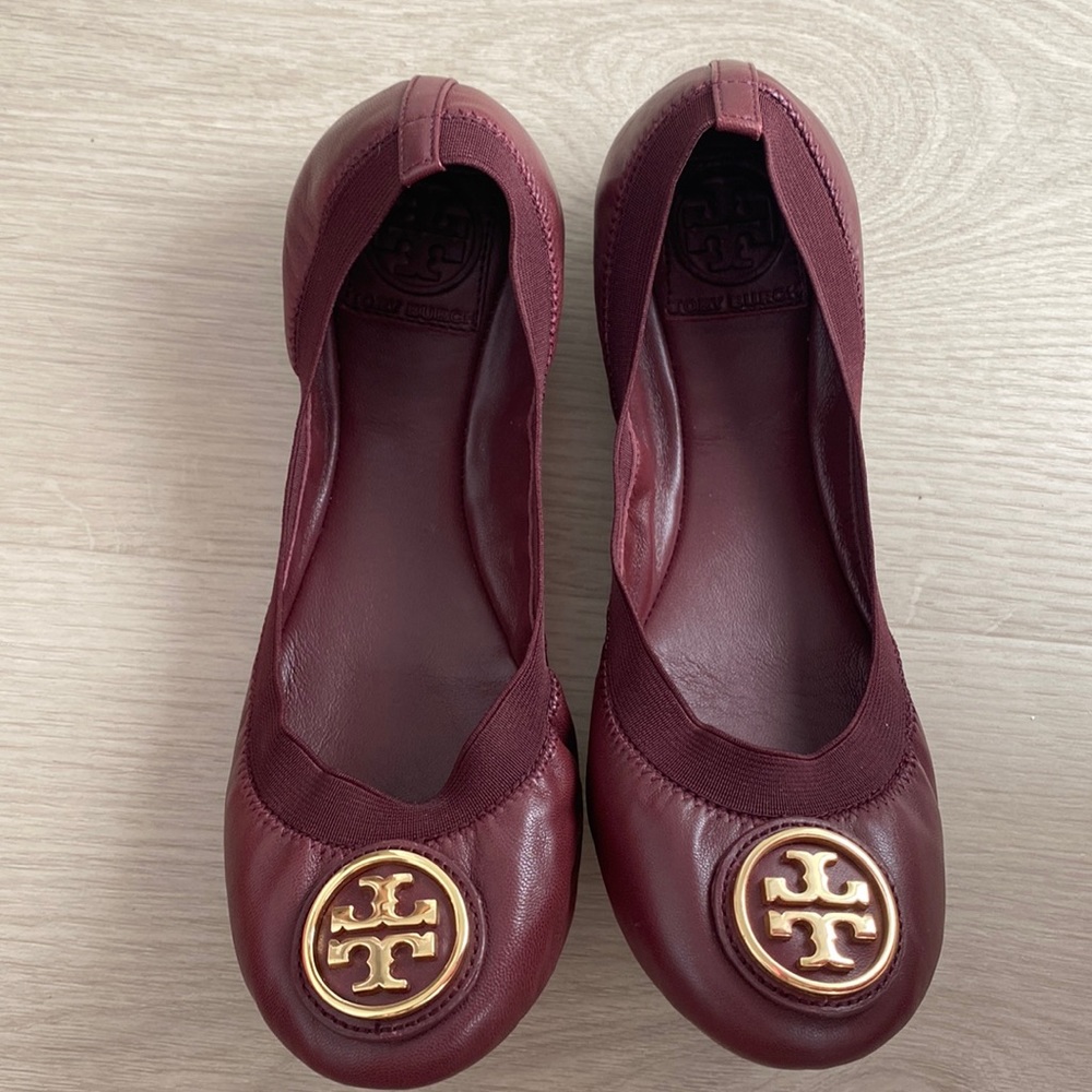 New in box Tory Burch Caroline flats in dark plum